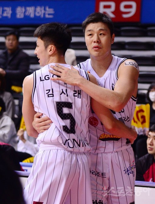 LG 조성민(오른쪽). 스포츠동아DB