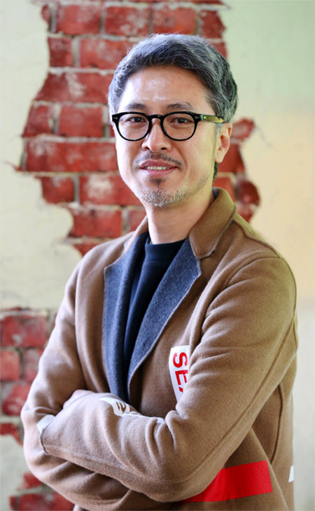 박광현 감독은 “오랜만의 개봉이라 초조한 건 사실”이라면서 “오랜만에 왔지만 영화는 안 늙었다는 평가를 받고 싶다”며 웃었다. 새 영화 ‘조작된 도시’는 배우 지창욱이 몸을 사리지 않는 액션 연기를 선보인다. CJ엔터테인먼트 제공