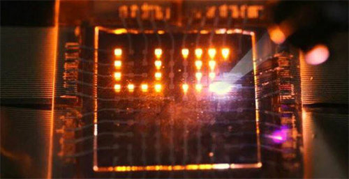 한국인 과학자들이 주도적으로 개발한 ‘퀀텀닷 광반응 디스플레이’. 연구진이 레이저 빛을 이용해 ‘UI’란 글자를 표현하고 있다. 한국전자통신연구원 제공