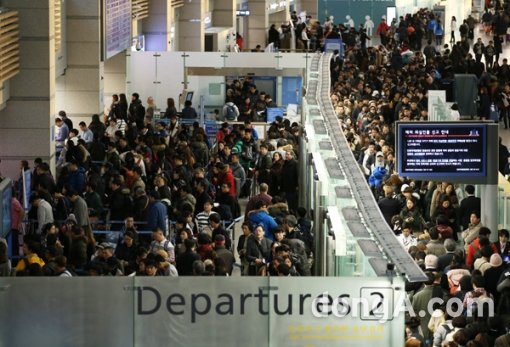 세계 여행 가격비교사이트 스카이스캐너가 지난 1월 16일부터  30일까지 한국인 여행객 1,668명을 대상으로 ‘2017 여행 버킷리스트’ 설문조사를 실시한 결과, 올해 해외여행을 떠나겠다고 응답한 한국인 여행객의 비율은 92%로 국내여행을 떠나겠다고 응답한 비율(85%)보다 높게 집계됐다.