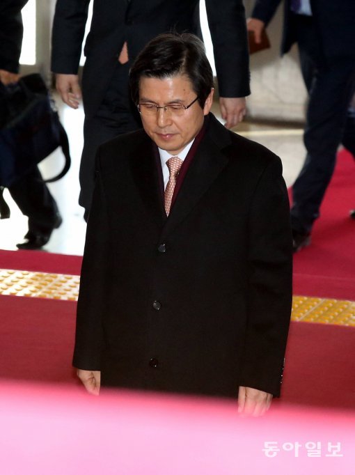 사진=대정부질문 참석하는 황교안 총리 황교안 대통령권한대행이 10일 오후 서울 여의도 국회에서 열린 제349회 국회(임시회) 제7차 본회의 국회대정부질문에 참석하고 있다. 최혁중 기자 sajinman@donga.com