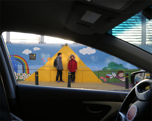 운전자의 시각으로 차 안에서 바라본 서울 문정초등학교 옐로카펫.