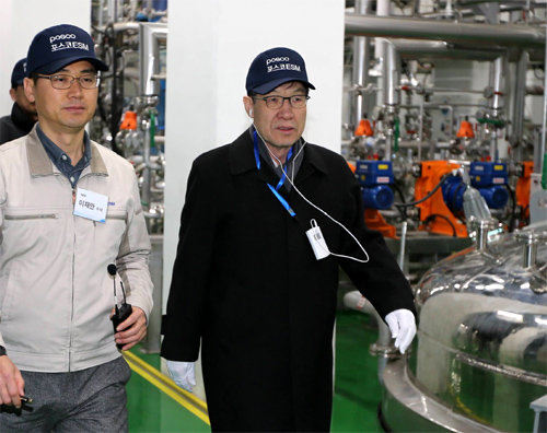 권오준 포스코 회장(오른쪽)이 10일 경북 구미 포스코ESM 공장의 양극재 생산 현장을 점검하고 있다. 권 회장은 이날 양극재 사업에 2020년까지 3000억 원을 추가 투자하겠다고 밝혔다. 포스코 제공