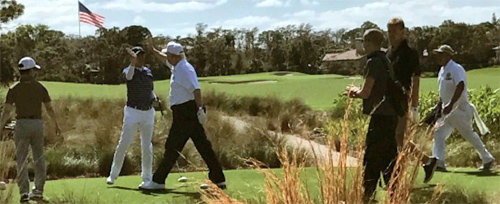 밀월 과시하는 美日 도널드 트럼프 미국 대통령(왼쪽에서 세 번째)과 아베 신조 일본 총리(왼쪽에서 두 
번째)가 11일(현지 시간) 플로리다 주 팜비치 인터내셔널 골프장에서 골프를 치던 중 서로 손을 뻗어 하이파이브를 하고 있다. 
사진 출처 트럼프 대통령 트위터