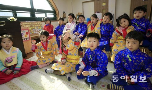 무지개처럼 다양한 꿈을 그려가는 전북 진안의 마이꿈유치원 원생들이 중국 일본 등 엄마 출신 국가 전통복장을 입고 수업을 받고 있다. 진안=박영철 기자 skyblue@donga.com
