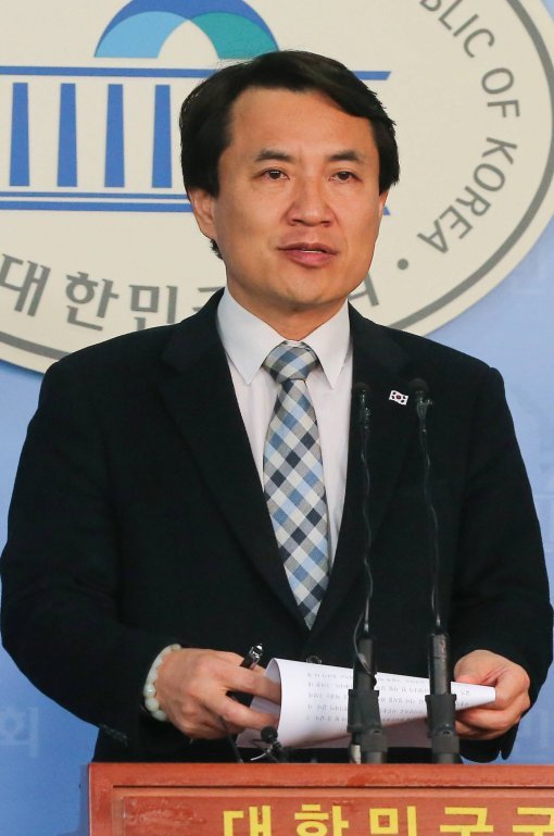 사진=새누리당 김진태 의원은 13일 오전 국회 정론관에서 기자회견을 열고 고영태등 일당에 대한 사법처리를 촉구했다. 원대연기자 yeon72@donga.com