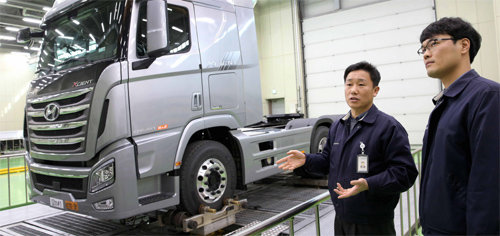 경기 화성시 남양읍 현대·기아자동차 기술연구소에서 로드 시뮬레이터 장비를 통해 40t 트레일러에 대한 성능 실험이 이뤄지고 있다.
 대형 트레일러나 버스 같은 상용차들은 험한 도로를 쉴 새 없이 달려야 하기 때문에 극한 환경에서 견디는 실험을 거쳐야 한다. 
현대자동차그룹 제공