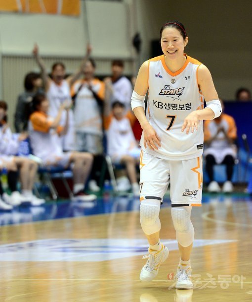 13일 구리시체육관에서 열린 ‘삼성생명 2016-2017 여자프로농구’ KB스타즈와 KDB생명 경기에서 3쿼터 KB스타즈 강아정이 500 3점슛을 성공시킨 후 밝게 웃고 있다. 구리 | 김종원 기자 won@donga.com