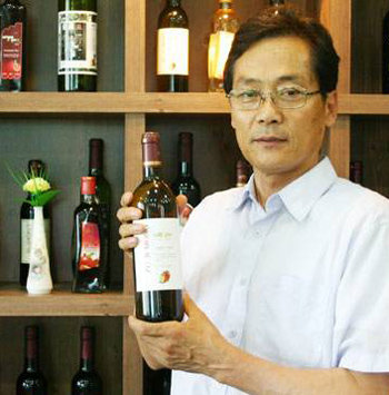 2월의 6차산업인으로 선정된 한임섭 한국애플리즈 대표가 직접 만든 사과와인을 들어 보이고 있다. 농림축산식품부 제공