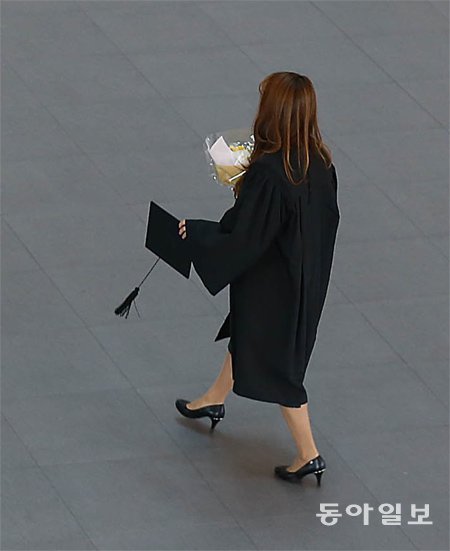 13일 졸업식을 막 끝낸 서울의 한 대학 졸업생이 학사모를 벗어 손에 들고 캠퍼스의 텅 빈 광장을 걸어가고 있다. 전영한 기자 scoopjyh@donga.com