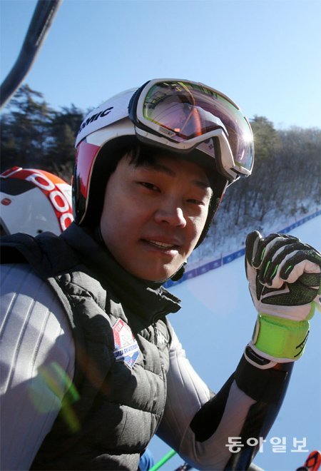 어릴 때부터 자신의 놀이터나 다름없던 용평 알파인경기장 레인보 코스 정상으로 올라가고 있는 정동현. 내년 평창 겨울올림픽 때 정동현은 바로 이곳에서 한국 알파인 스키의 새 역사에 도전한다. 평창=장승윤 기자 tomato99@donga.com