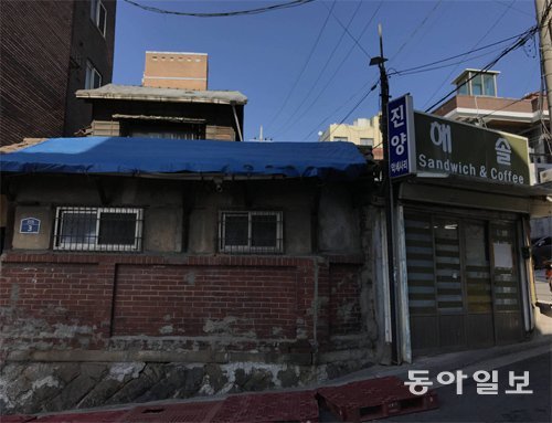 서울 종로구 동대문역 인근에 위치한 이 낡은 주택은 2013년 ‘서울미래유산’으로 지정됐다. 황태호 기자 taeho@donga.com