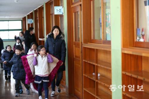 서울의 한 예비 초등학생과 학부모들이 교실을 둘러본 후 밝게 웃으며 복도를 걷고 있다. 동아일보 DB/ 전영한 기자 scoopjyh@donga.com