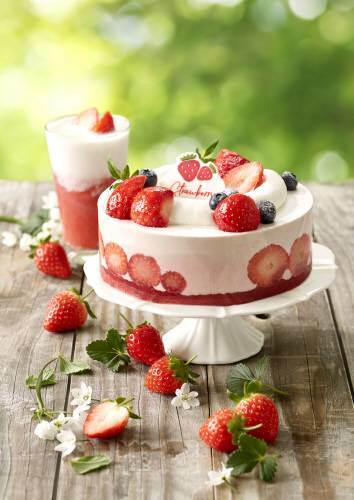 딸기무스와 생딸기가 듬뿍 올라가고 옆면에서 보이는 딸기가 아름다운 ‘딸기송송 케이크’.