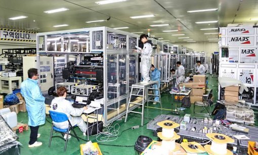 엘아이에스 제3공장(화성)에서 레이저 커팅장비를 제조하고 있는 모습