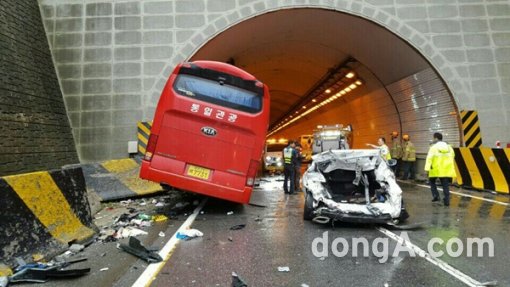 지난 해 발생한 영동고속도로 봉평터널 전세버스 다중 추돌사고 현장.