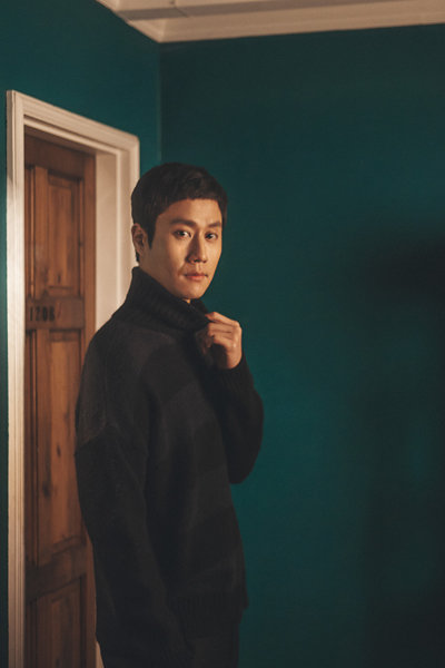 정우는 유독 실화 영화에 관심이 많다. 그 어떤 것보다 “사람이 먼저”라며 “사람 사는 이야기에 절로 눈이 간다”고 했다. 사진제공｜이디오플랜