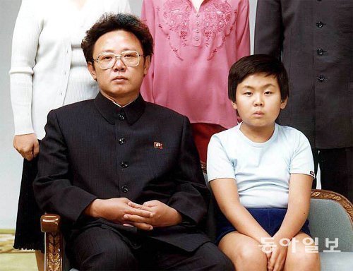 아버지 김정일과 함께 김정남(오른쪽)이 어린 시절이던 1981년 평양에서 아버지 김정일과 함께 찍은 사진. 동아일보DB