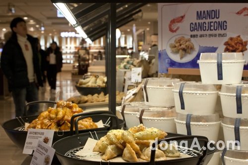 만두 베이커리 콘셉트의 만두 브랜드 ‘구운몽’이 서울 중구 롯데백화점 본점에 1호점을 열었다. 사진제공=구운몽