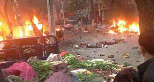 사진=지난 2014년 중국 신장위구르자치구 수도 우루무치의 평화롭던 시장이 불길과 연기로 전쟁터처럼 돌변한 모습이 그대로 담겨 있다. 동아일보 보도사진