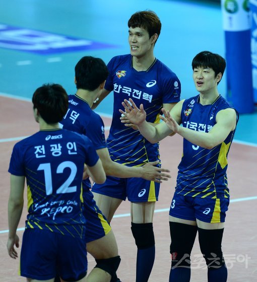 14일 인천 계양체육관에서 열린 ‘NH농협 2016~2017 V리그’ 남자부 한국전력과 대한항공 경기에서 한국전력 강민우이 다른 선수들과 다르게 민소매 유니폼을 입고 나와 부정 유니폼 착용으로 교체됐다. 계양 | 김종원기자 won@donga.com