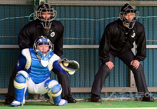 2017 월드베이스볼클래식(WBC) 한국대표팀이 15일 일본 오키나와 우루마시 구시카와 야구장에서 공식훈련을 가졌다. WBC 대표팀 불펜포수 박성큼이 공을 받고 있다. 오키나와 | 김민성 기자 marineboy@donga.com