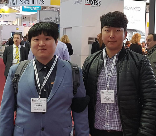 15일 독일 하노버에서 열리고 있는 세계 타이어 기술박람회에 참석한 김승훈(왼쪽) 백정선 씨. 백정선 씨 제공