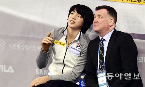 한국 피겨의 ‘샛별’ 차준환을 지도하고 있는 브라이언 오서 코치(오른쪽)는 “차준환은 세계 1위 하뉴 유즈루 등과 함께 훈련하면서 챔피언이 되는 방법을 배우고 있다”고 말했다. 동아일보DB