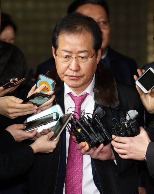 사진=‘성완종 리스트’에 연루돼 1심에서 실형을 받은 홍준표 경남도지사가 16일 항소심 선고공판에서 무죄를 선고받은 뒤 서울 서초구 서울고등법원을 나서고 있다. 최혁중 기자 sajinman@donga.com