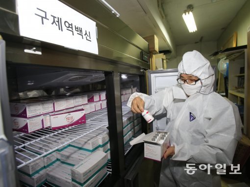 2월 14일 전북 순창군의 축산과 한 직원이 구제역 백신 보관 냉장고를 점검하고 있다.(동아일보)