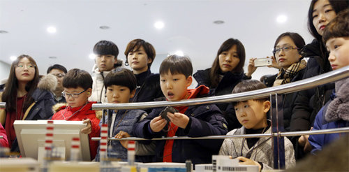 두산 가족 창원공장 견학 프로그램 참가자들이 두산중공업 홍보관에서 설명을 듣고 있다. 두산중공업 제공