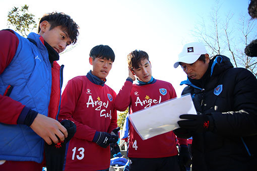 손현준 감독(오른쪽 끝)이 이끄는 대구FC는 올 겨울 기존 전력을 극대화하는 데 중점을 뒀다. 6일부터 경남 남해에서 훈련 중인 대구는 실전을 통해 조직력을 끌어올리고 있다. 사진제공 ｜ 한국프로축구연맹