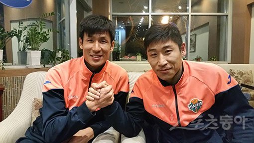 올 시즌을 앞두고 나란히 강원FC로 이적한 정조국(왼쪽)과 이근호는 프로팀에선 처음으로 함께 손발을 맞추게 된 것에 많은 기대감을 드러냈다. 기장 ｜ 김도헌 기자 dohoney@donga.com