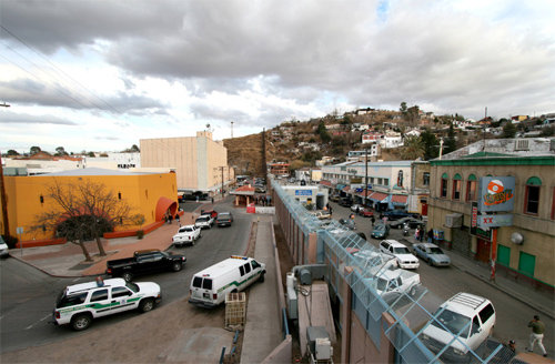 미국과 멕시코 사이에 놓인 장벽. 왼쪽은 미국 애리조나 주, 오른쪽은 멕시코 소노라 주. 위키피디아 제공