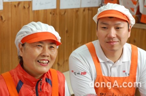 전국 3대 닭강정 맛집이라 불리는 영월 서부전통시장 ‘일미닭강정’이 최근 영월청정소재산업진흥원과 강원도산업경제진흥원의 지원을 받아 영월 지역에서 생산하는 탄산칼슘이 첨가된 신제품을 출시해 눈길을 끌고 있다.