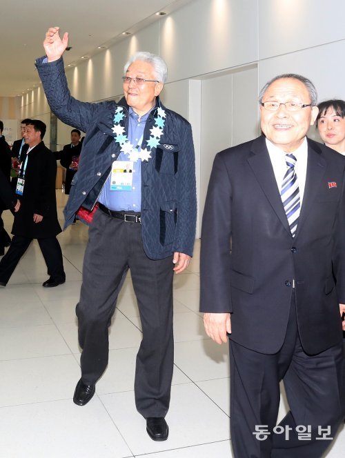 장웅 북한 IOC 위원을 비롯한 삿포로 동계아시안게임에 출전하는 북한선수단이 17일 일본 홋카이도 신치토세공항에 도착해 재일본조선인총연합회(조선총련) 학생들의 환영을 받고 있다. 사진 박영대 기자 sannae@donga.com