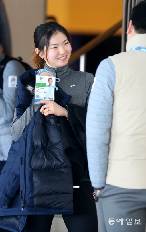 한국 쇼트트랙 대표팀 선수들이 18일 일본 삿포로 마코마나이 실내 빙상장에서 실전 훈련을 하기 전에 몸을 풀고 있다.