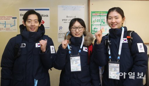한국 쇼트트랙 대표팀 선수들이 18일 일본 삿포로 마코마나이 실내 빙상장에서 실전 훈련을 하기 전에 몸을 풀고 있다.