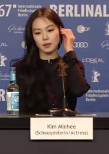 “홍상수 감독님! 존경하고 사랑합니다.” 배우 김민희가 19일(한국시간) 베를린 국제영화제 폐막식에서 여우주연상 수상 소감을 밝혔다. 이날 김민희는 무대에서 울먹이기도 했다. 사진출처｜베를린 영화제 영상 캡처