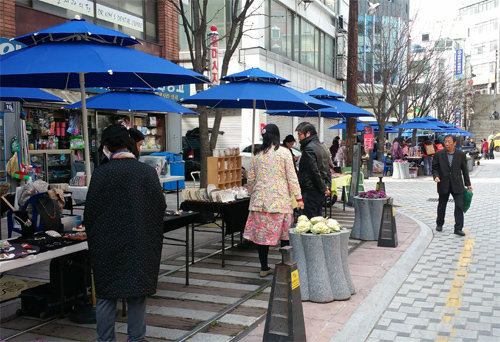 부산 중구는 다음 달 9일부터 11월 30일까지 40계단 테마거리에서 프리마켓을 운영한다. 지난해 운영된 프리마켓에서 시민들이 쇼핑을 즐기고 있다. 중구 제공