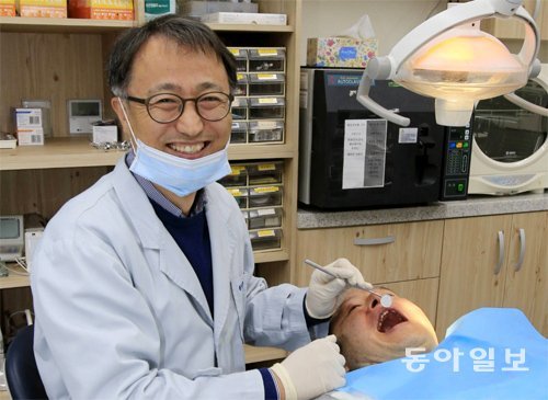 19일 광주 광산구 광주이주민건강센터에서 정성국 센터장이 외국인 근로자 치과 진료를 마친 뒤 환하게 웃고있다. 그는 12년 동안 센터에서 의료봉사를 하고 있다. 박영철 기자 skyblue@donga.com