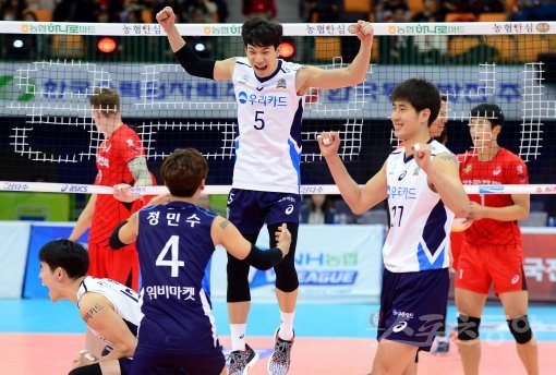 19일 수원실내체육관에서 ‘2016-2017 NH농협 V리그’ 수원 한국전력과 서울 우리카드의 경기가 열렸다. 우리카드가 한국전력에 세트스코어 3-2로 승리한 뒤 선수들이 코트에서 기쁨을 나누고 있다. 수원 | 김민성 기자 marineboy@donga.com