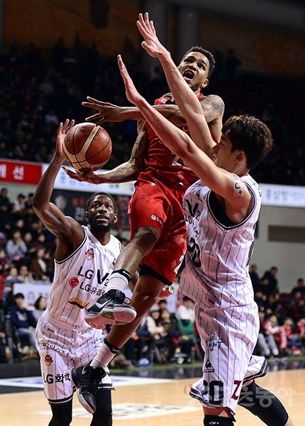 KGC 키퍼 사익스(가운데)가 19일 안양체육관에서 벌어진 LG와의 홈경기 도중 상대 수비를 뚫고 골밑 슛을 시도하고 있다. 안양 ｜ 김종원 기자 won@donga.com