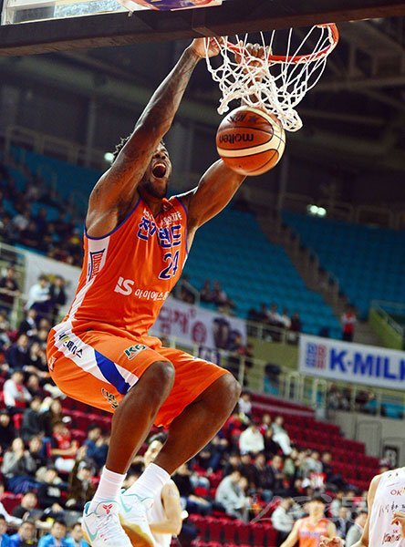 제임스 켈리가 치열한 6위 전쟁을 치르고 있는 전자랜드로 복귀할 수 있을까. 켈리는 지난해 12월 KGC전 도중 발목을 다친 뒤 퇴출됐으나, 당시 대체선수로 영입됐던 아이반 아스카의 부진과 맞물려 최근 전자랜드 재입단이 추진되고 있다. 스포츠동아DB