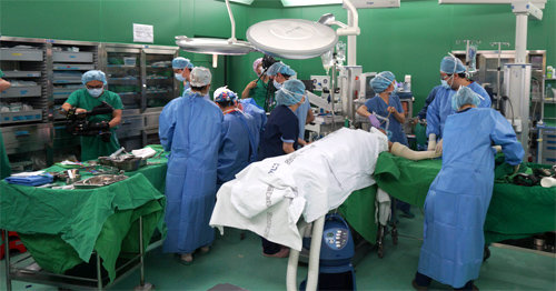 2일 영남대병원 수술실에서 이뤄진 국내 최초의 팔 이식 모습. 이를 계기로 팔, 다리, 안면 등 복합조직 이식에 대한 사회적 관심이 커지고 있다. 대구시 제공
