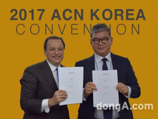 로버트 스테바노브스키 ACN 회장(왼쪽)과 한상호 글로본 회장이 지난 18일 열린 ‘2017 ACN 컨벤션’ 행사 중 계약서에 날인한 후 기념 촬영을 하고 있다.  사진제공=글로본㈜