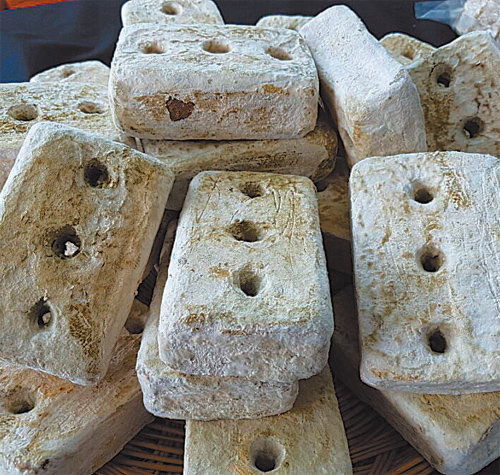 발효를 돕기 위해 구멍 3개를 뚫은 건빵메주.