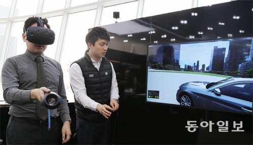 16일 스타필드하남 BMW 매장을 방문한 고객이 가상현실(VR) 기기를 착용하고 ‘뉴 5시리즈’를 체험하고 있다. 하남=이은택 기자 nabi@donga.com