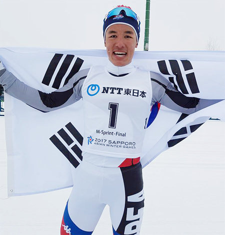 김마그너스가 20일 열린 삿포로 겨울아시아경기 스키 크로스컨트리 남자 1.4km 개인 스프린트 클래식에서 우승한 뒤 태극기를 펼쳐 든 채 기뻐하고 있다. 한국이 겨울아시아경기 이 종목에서 정상에 오른 것은 처음이다. Lene Kilsund Axelsen 페이스북