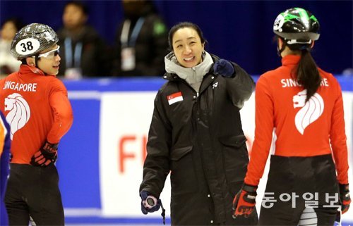 전이경 싱가포르 쇼트트랙 대표팀 코치(가운데)가 삿포로 마코마나이 빙상장에서 선수들의 훈련을 지도하고 있다. 1994년, 1998년 겨울올림픽에서 각각 2관왕을 했던 전 코치는 2015년 11월 싱가포르 대표팀을 맡았다. 삿포로=장승윤 기자 tomato99@donga.com